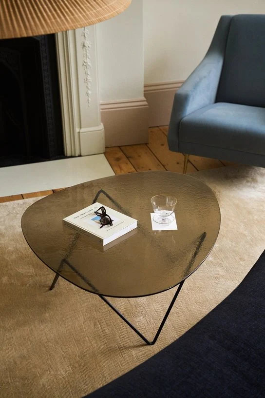 Table basse en verre structuré bronze et acier noir mat 106cm Pedrera - Gubi