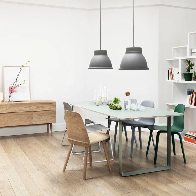 Table en chêne piétement blanc 225 cm 70-70 - Muuto