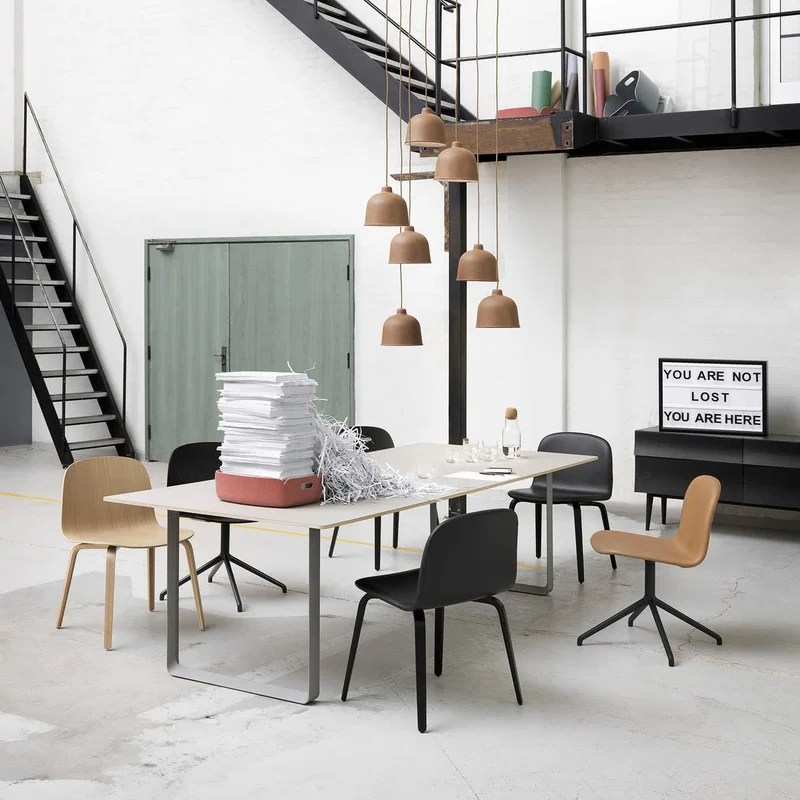 Table en chêne piétement blanc 225 cm 70-70 - Muuto