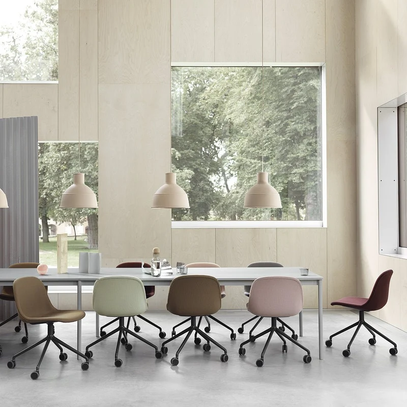 Chaise de bureau noire à roulettes Fiber - Muuto