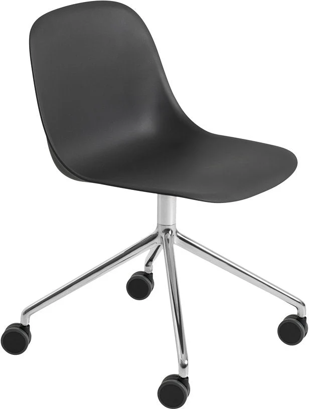 Chaise de bureau noire à roulettes Fiber - Muuto