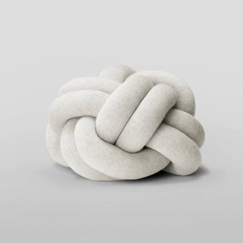 Coussin gris clair Knot 30cm - Design House Stockholm
