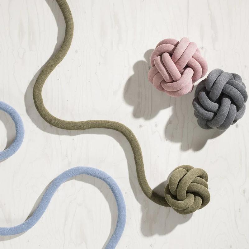Coussin gris clair Knot 30cm - Design House Stockholm