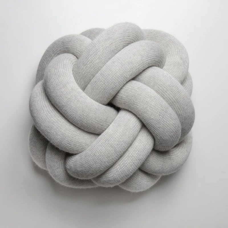 Coussin gris clair Knot 30cm - Design House Stockholm