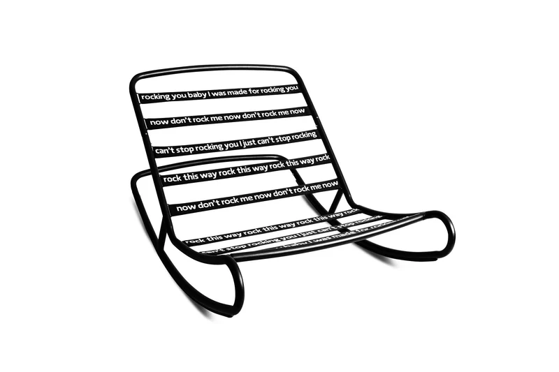 Fauteuil à bascule extérieur en métal noir avec coussin rayé marron cacao crème Rock 'n Roll Combi - Fatboy