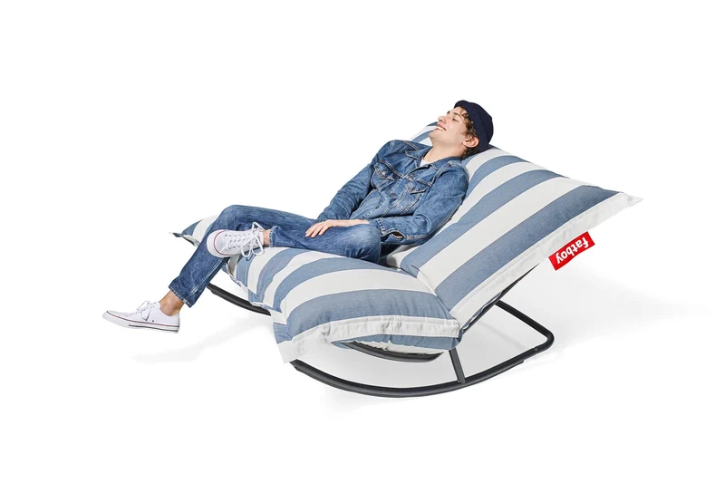 Fauteuil à bascule extérieur en métal noir avec coussin rayé bleu océan Rock 'n Roll Combi - Fatboy