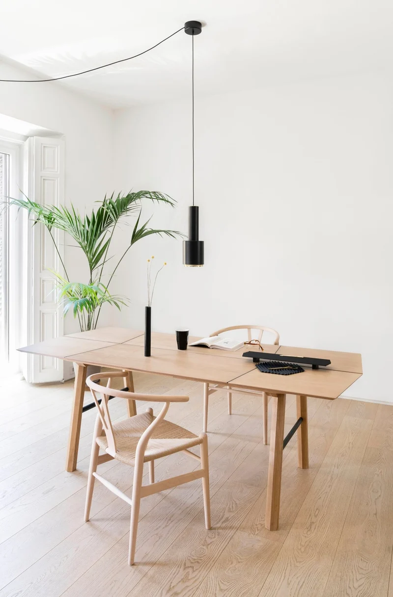 Table en chêne et pieds noirs SAVIA - Woodendot