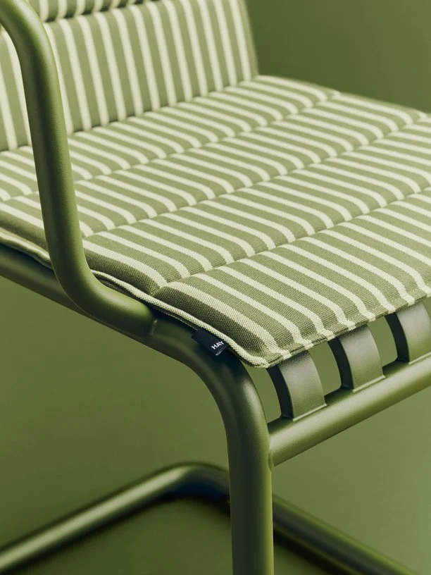 Chaise de jardin avec accoudoirs en acier vert olive 54x65x80cm Palissade - HAY