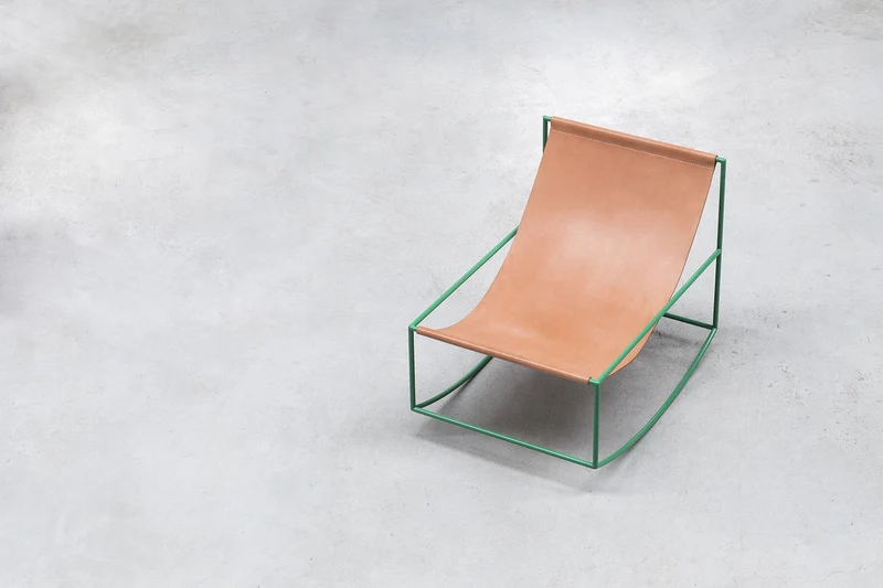 Fauteuil à bascule en métal vert et cuir 81x60x65cm- valerie_objects