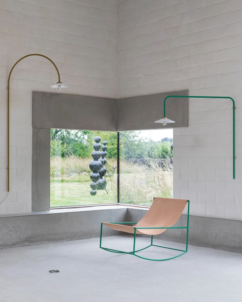 Fauteuil à bascule en métal vert et cuir 81x60x65cm- valerie_objects