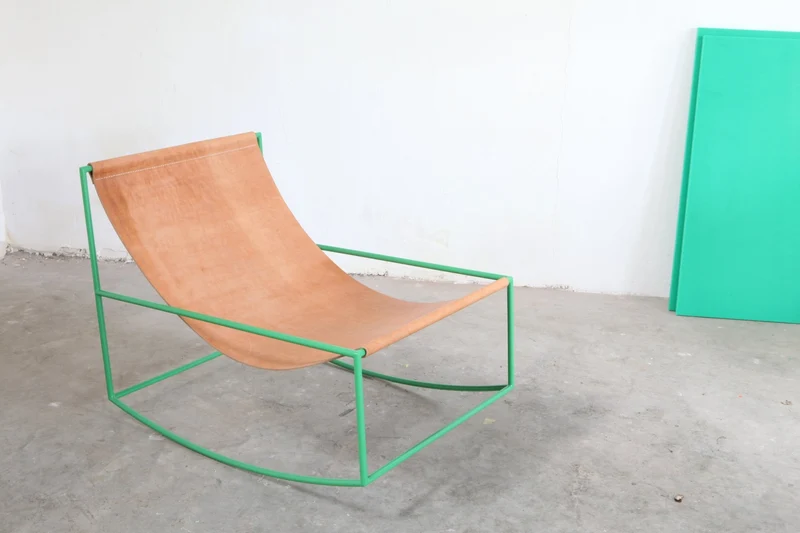 Fauteuil à bascule en métal vert et cuir 81x60x65cm- valerie_objects