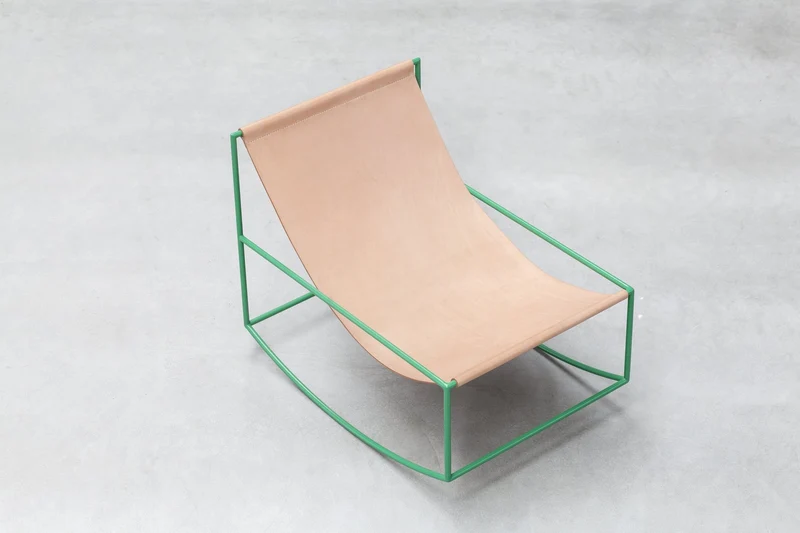 Fauteuil à bascule en métal vert et cuir 81x60x65cm- valerie_objects
