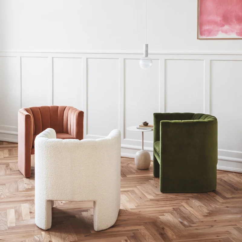 Fauteuil en velours rose Loafer - &tradition