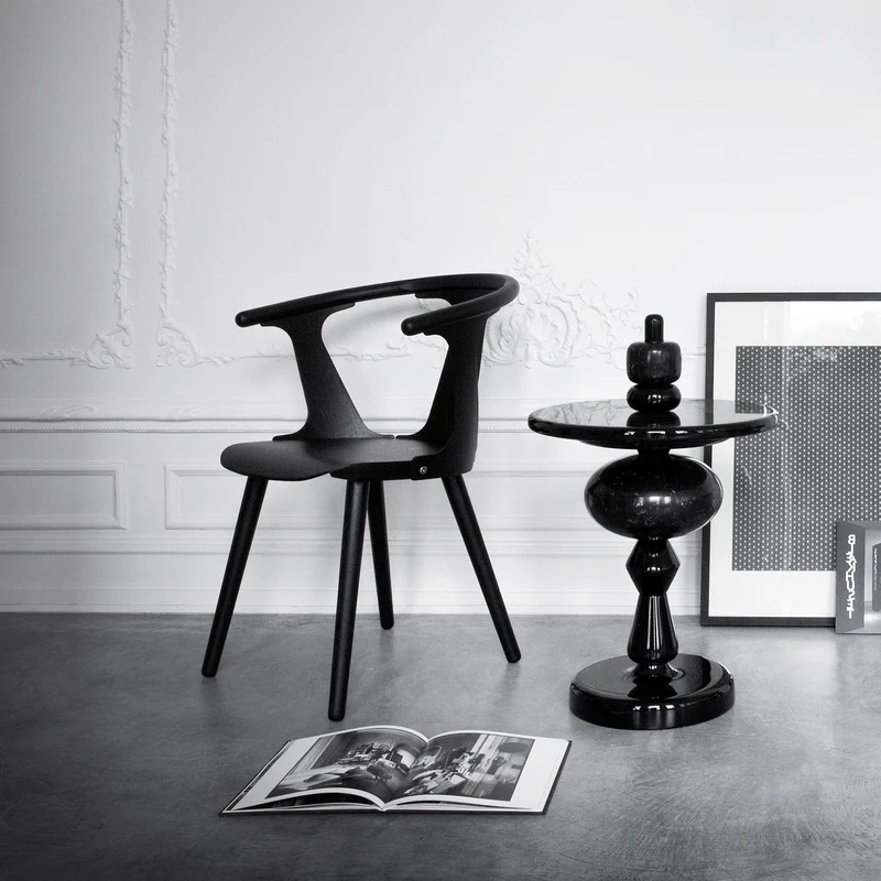 Chaise en chêne laqué noir SK1 In Between - &tradition