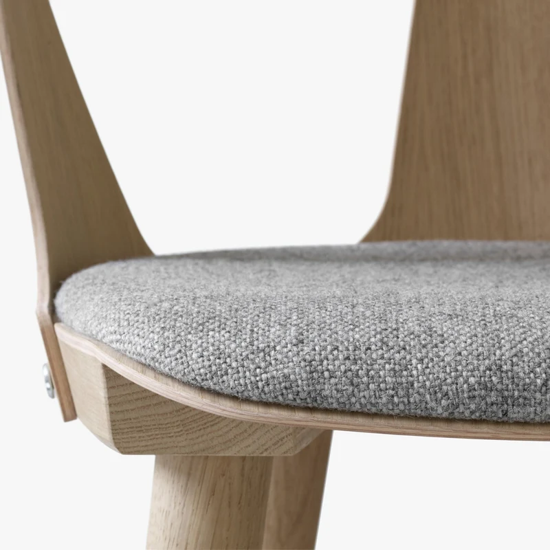 Chaise en chêne et tissu gris SK2 In Between - &tradition