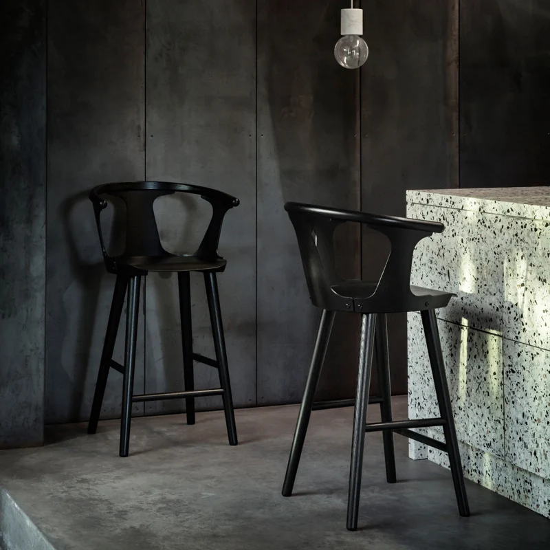 Chaise de bar en chêne laqué noir In Between SK7 - &tradition