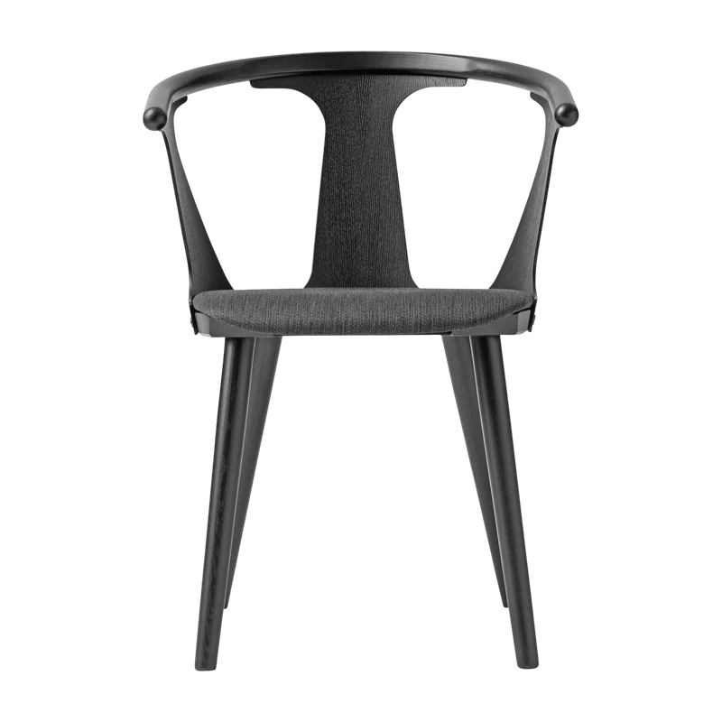 Chaise en chêne laqué noir et tissu gris SK2 In Between - &tradition