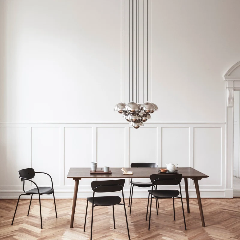 Chaise en chêne laqué noir avec accoudoirs AV2 Pavilion - &tradition