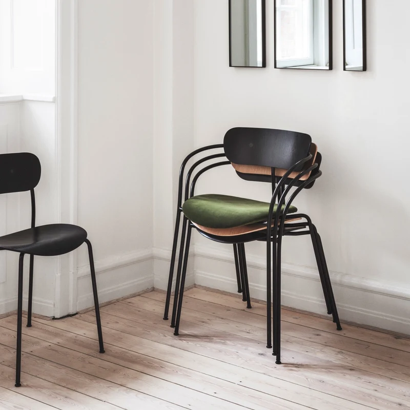 Chaise en chêne laqué noir avec accoudoirs AV2 Pavilion - &tradition