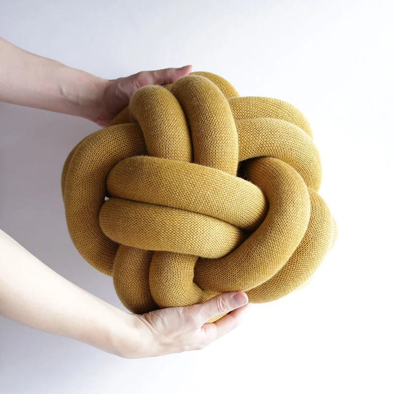 Coussin jaune moutarde Knot - Design House Stockholm