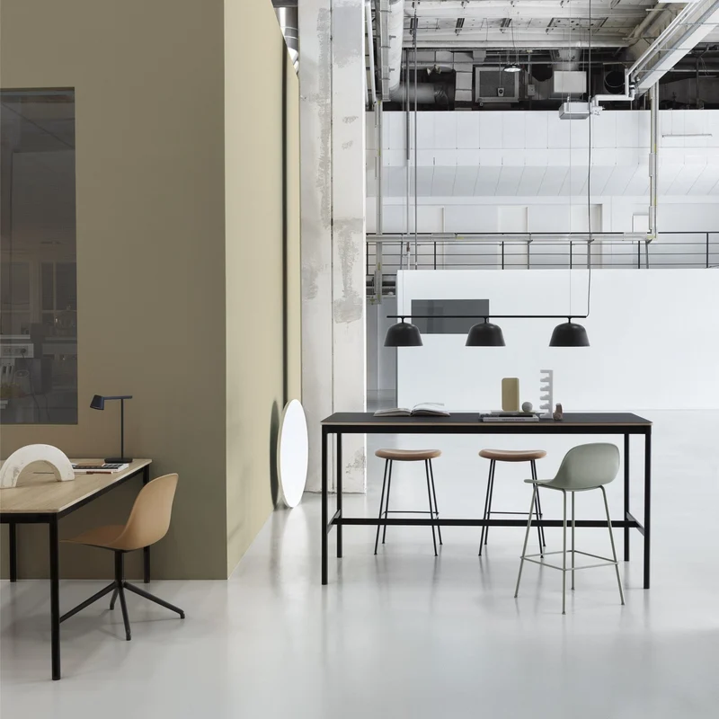 Table haute en chêne contreplaqué et piétement noir 85 x 190 x 95 cm Base - Muuto