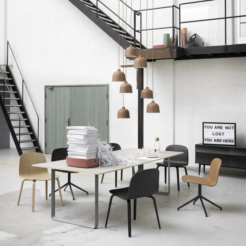 Chaise noire piétement tubes Visu - Muuto