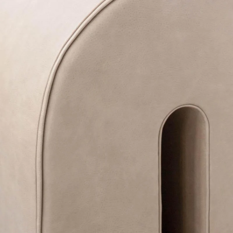 Pouf incurvé en cuir beige - Kristina Dam Studio