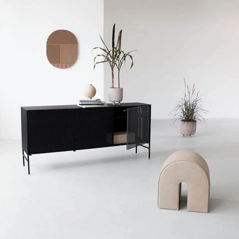 Pouf incurvé en cuir beige - Kristina Dam Studio
