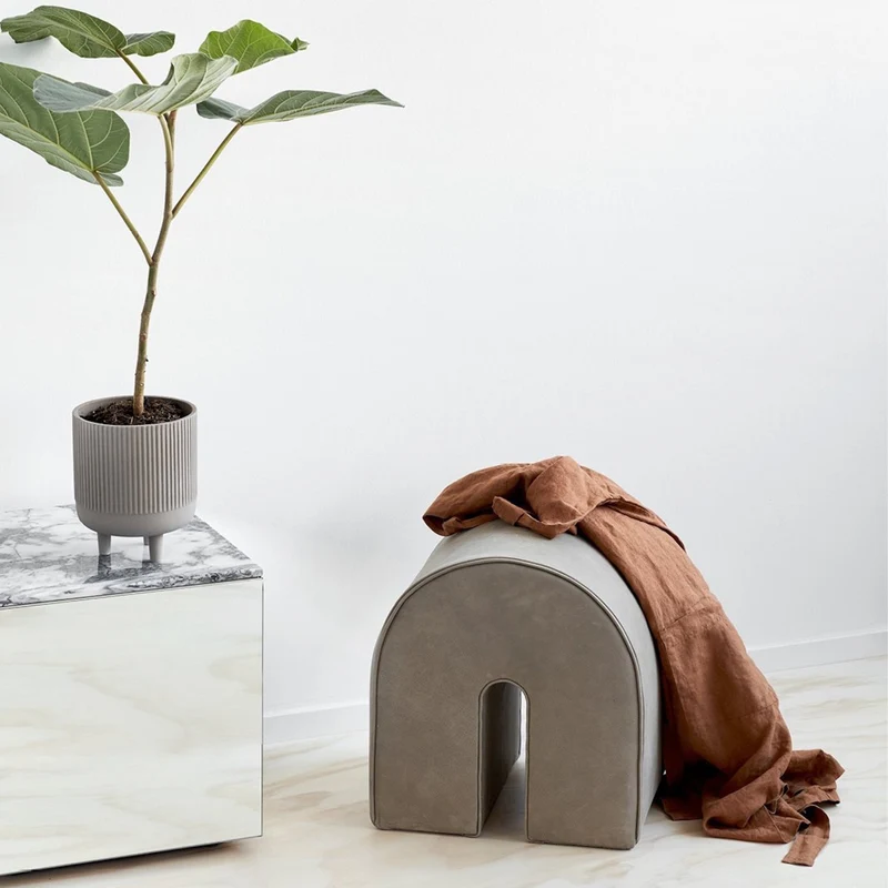 Pouf incurvé en cuir beige - Kristina Dam Studio
