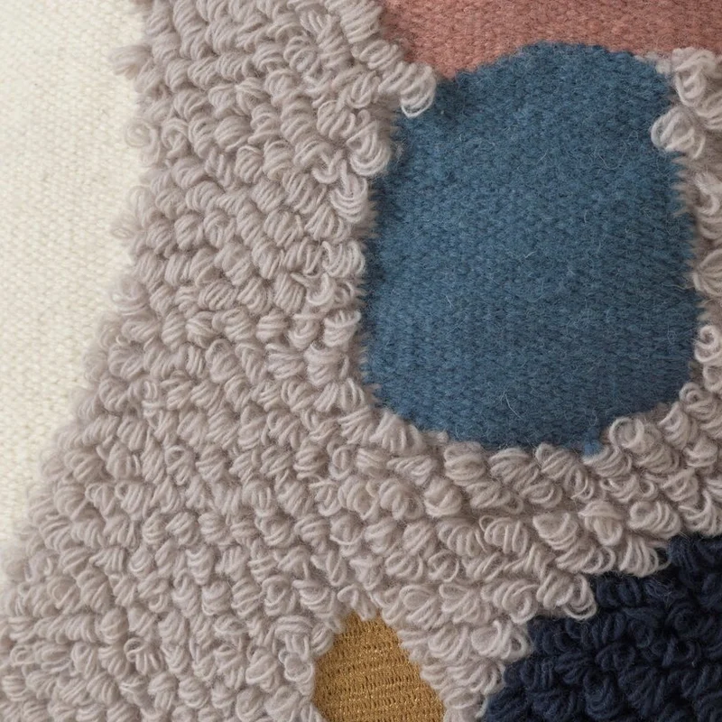 Coussin en laine beige et gris Loop - Ferm Living