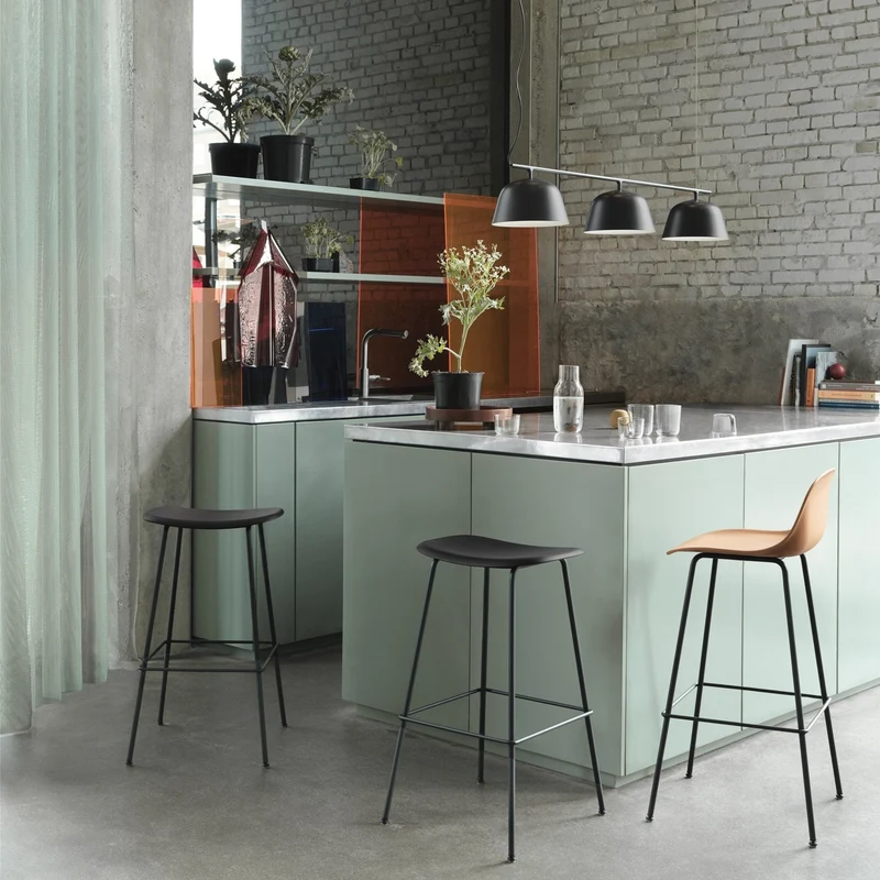 Chaise de bar 65 cm blanche piétement en chêne Fiber - Muuto