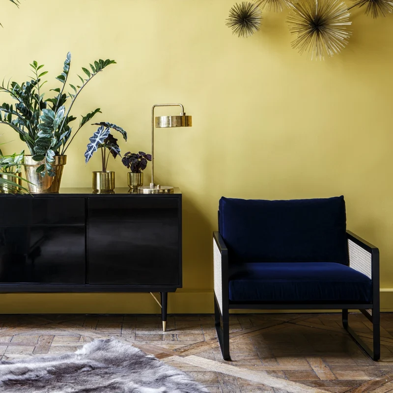 Fauteuil en velours bleu marine et en chêne Cannage - RED Edition