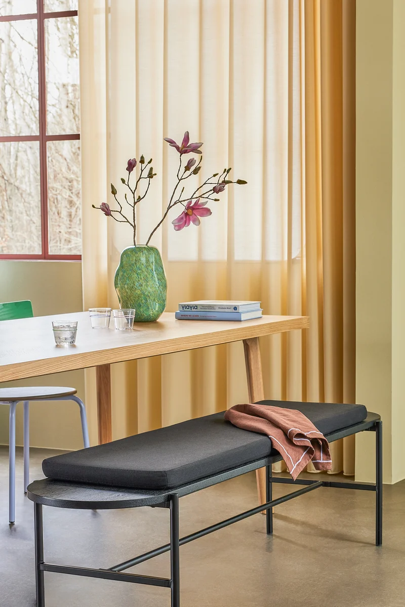 Banc en bois noir avec coussin - Hübsch