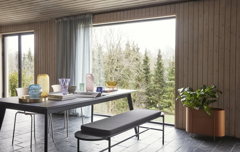 Banc en bois noir avec coussin - Hübsch