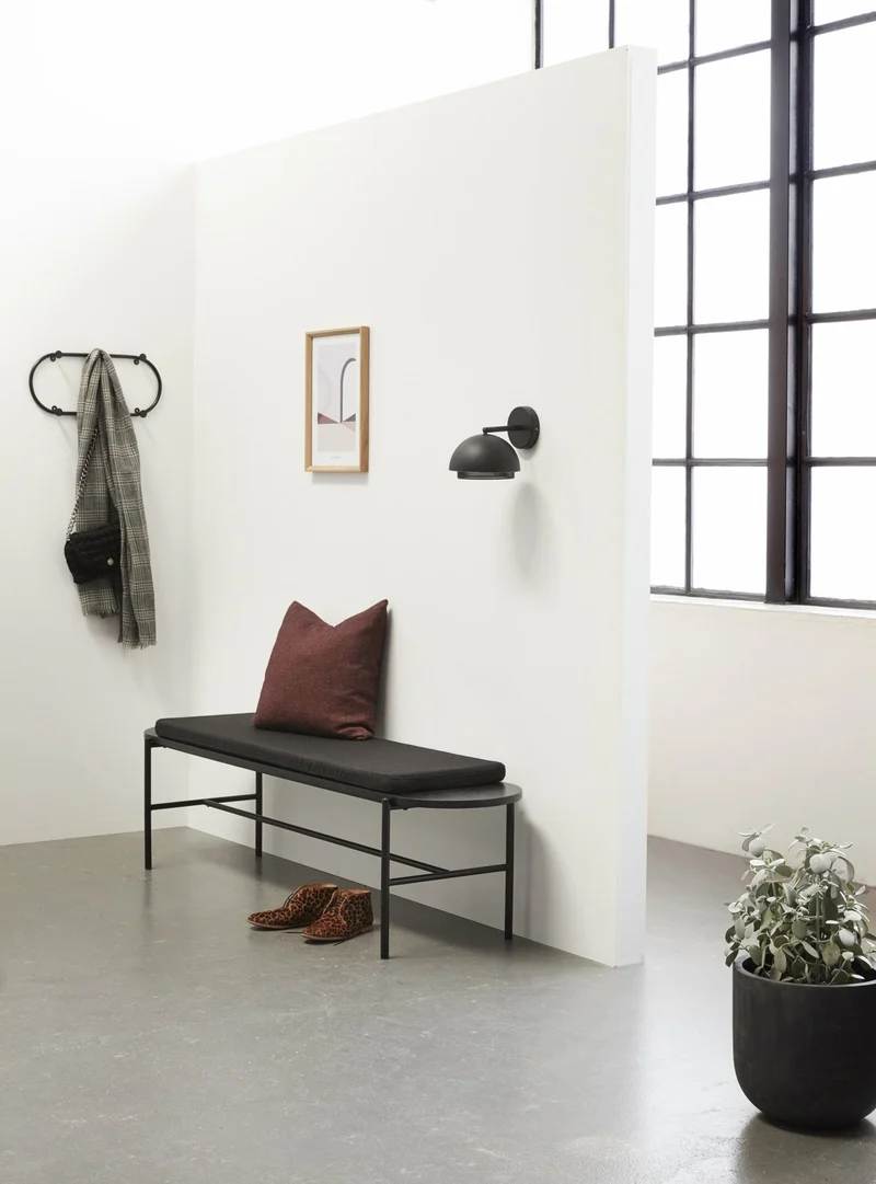 Banc en bois noir avec coussin - Hübsch