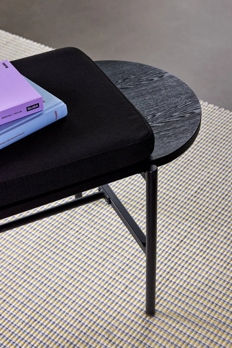 Banc en bois noir avec coussin - Hübsch