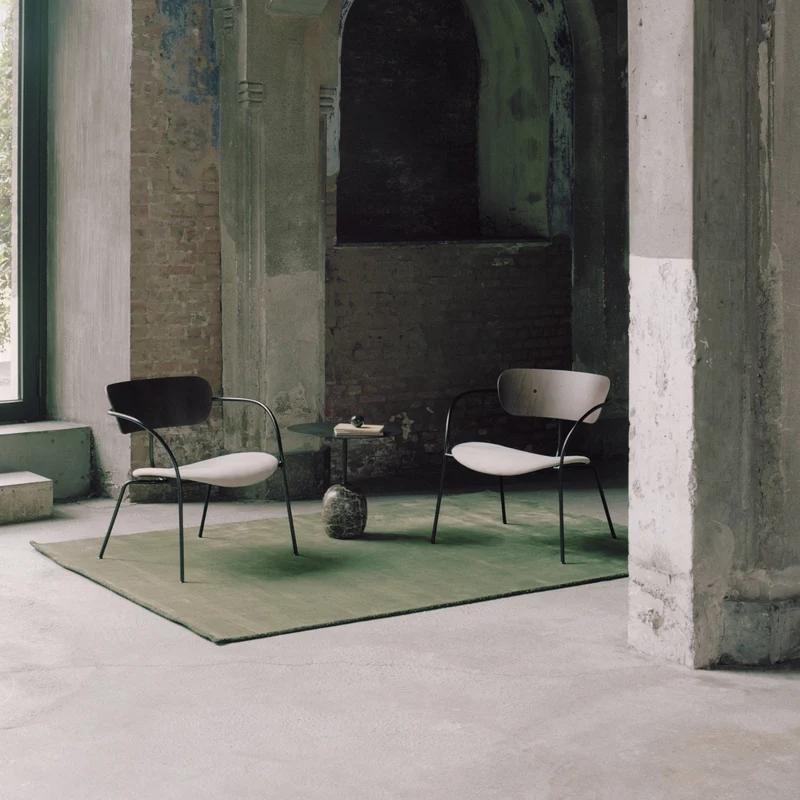 Fauteuil en chêne laqué AV5 Pavilion - &tradition