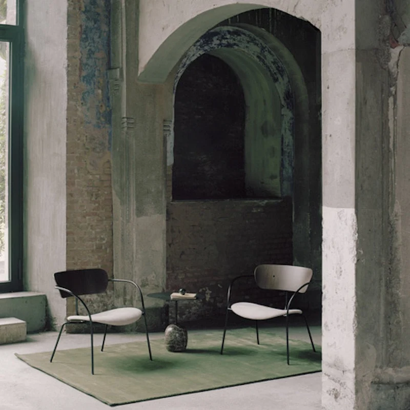 Fauteuil en noyer laqué AV5 Pavilion - &tradition