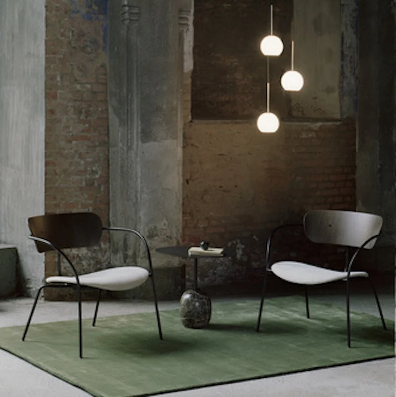 Fauteuil en noyer laqué AV5 Pavilion - &tradition