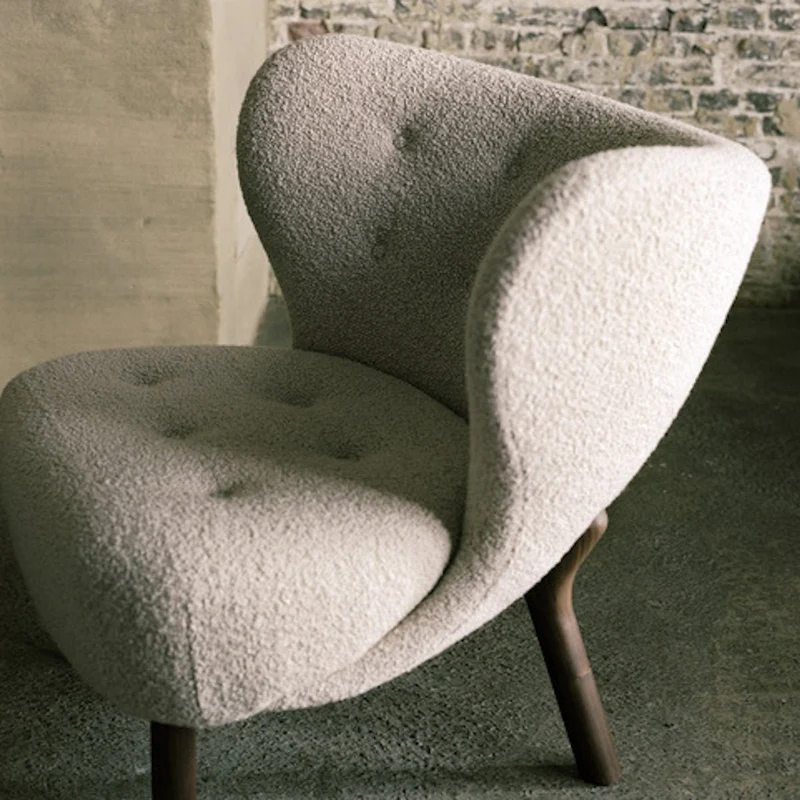 Fauteuil en laine beige et pieds en chêne naturel Little Petra VB1 - &tradition