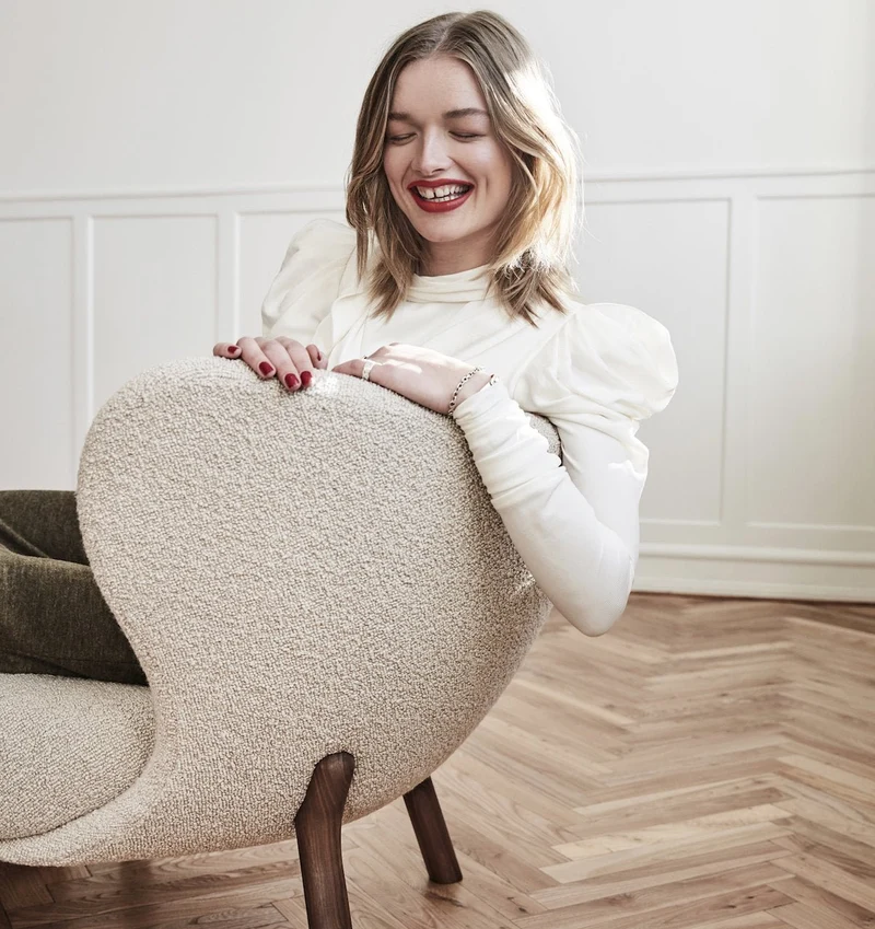 Fauteuil en laine beige et pieds en chêne naturel Little Petra VB1 - &tradition