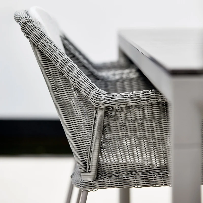Chaise grise avec coussin noir Breeze - Cane-Line