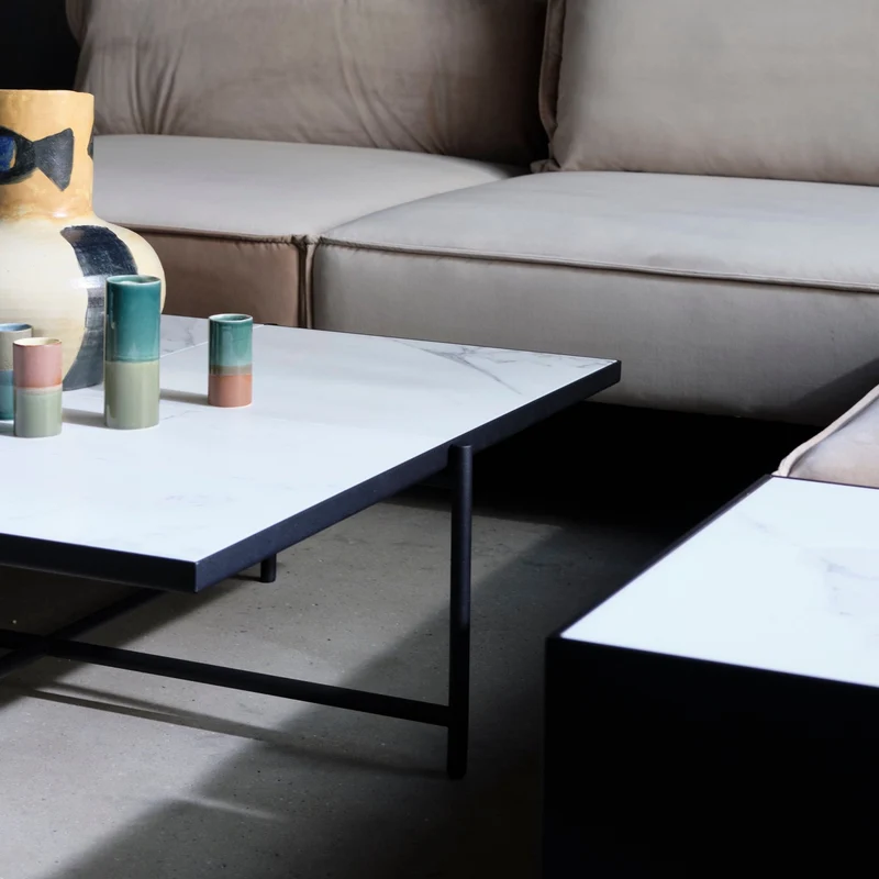 Table basse en marbre blanc et piétements noir Coffee 90 - HANDVÄRK