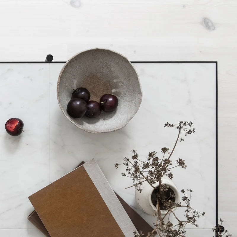 Table basse en marbre blanc et piétements noir Coffee 90 - HANDVÄRK