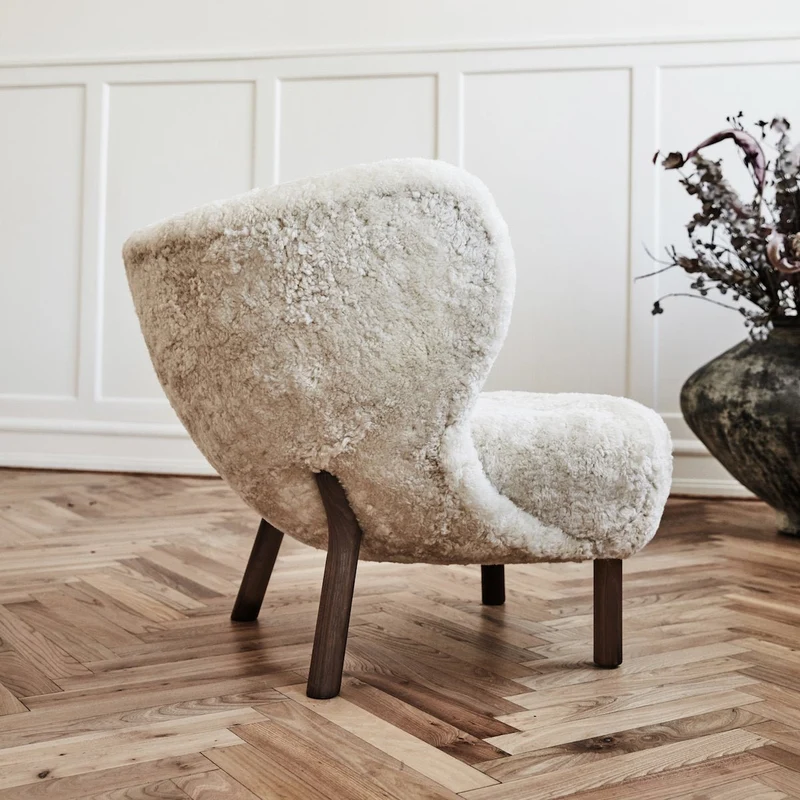 Fauteuil en peau de mouton et pieds en noyer Little Petra VB1 - &tradition