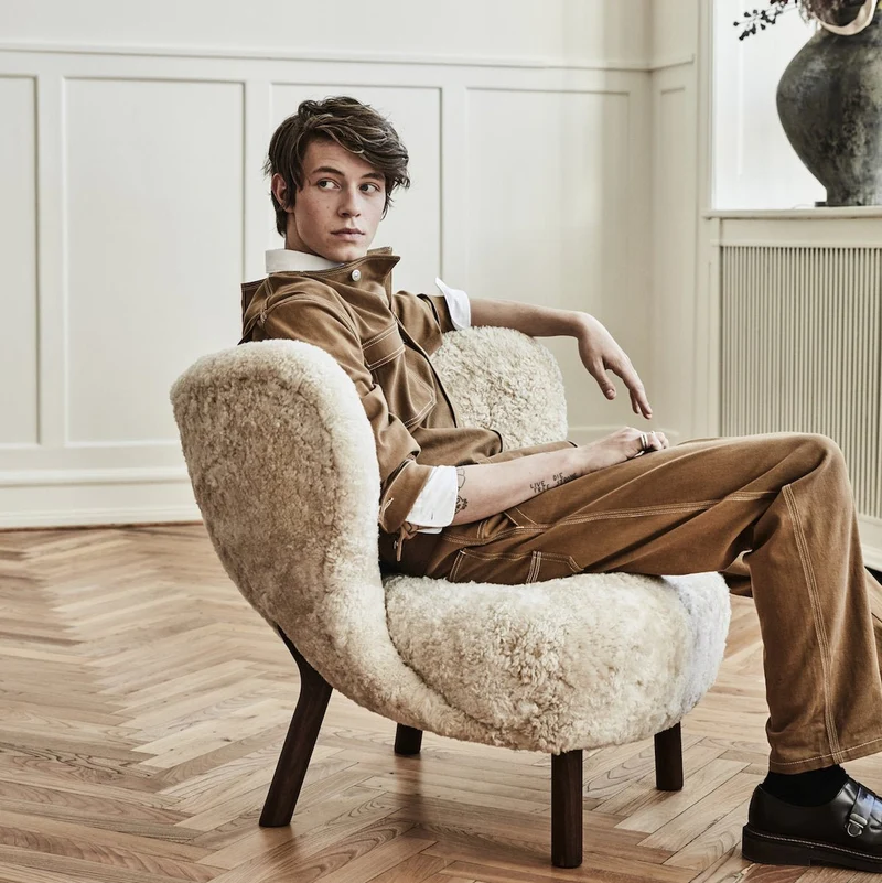 Fauteuil en peau de mouton et pieds en noyer Little Petra VB1 - &tradition