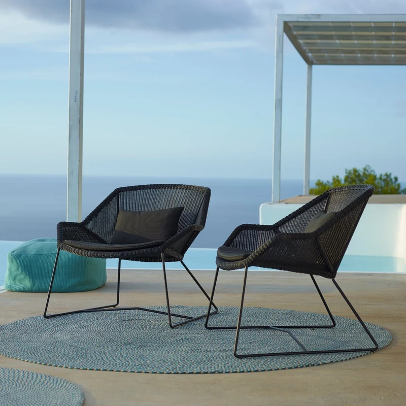 Fauteuil gris avec coussins noirs Breeze lounge - Cane-Line