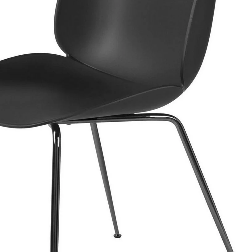 Chaise noire piétement en métal chromé noir Beetle - Gubi