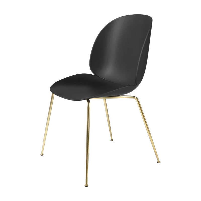 Chaise noire piétement laiton Beetle - Gubi
