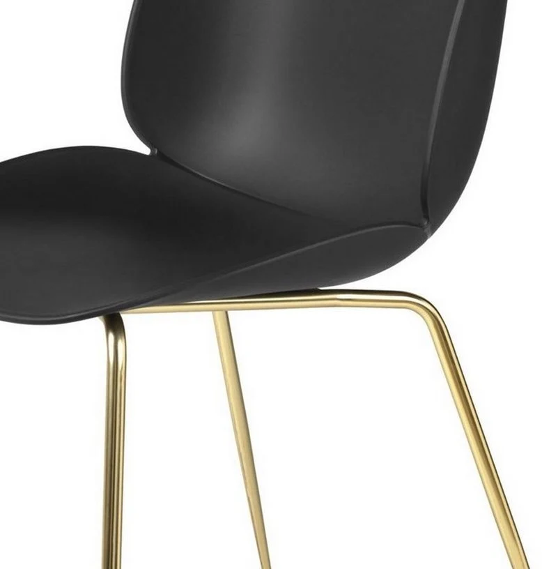 Chaise noire piétement laiton Beetle - Gubi